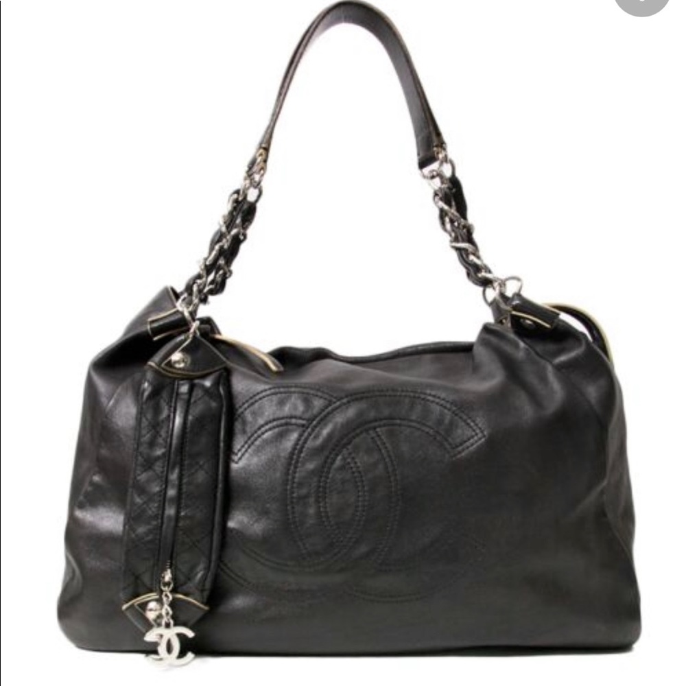 SALE!!! 🎉🎉🎉Chanel Hobo large CC stitched with pouch Bag